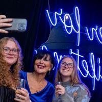 2 girls take a selfie with President Mantella